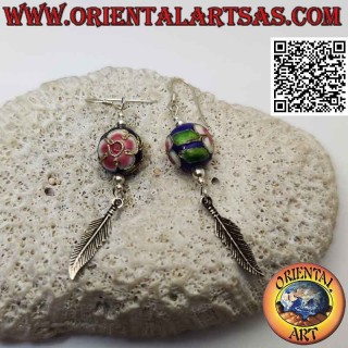 Boucles d'oreilles dormeuses en argent avec sphère émaillée au feu et pendentif plume