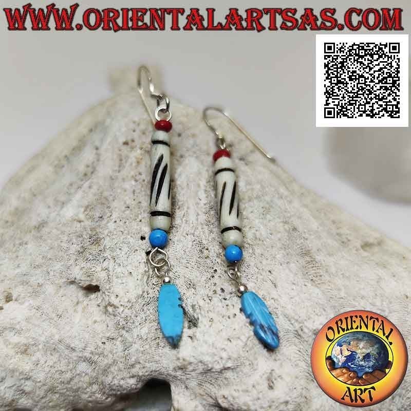 Orecchini in argento con cilindro bianco tra perlina turchese e corallo e piuma turchese pendente