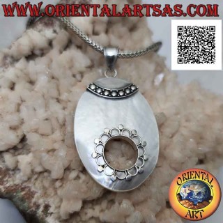 Colgante de plata con nácar ovalado con agujero y decoración étnica