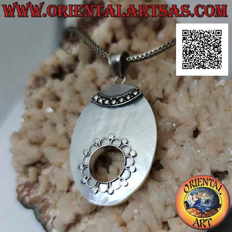 Colgante de plata con nácar ovalado con agujero y decoración étnica