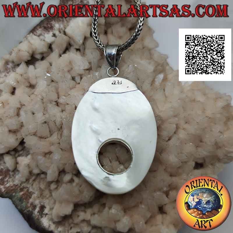 Ciondolo in argento con madreperla ovale con foro e decorazione etnica