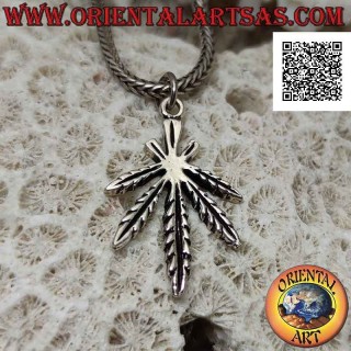 Silberner Anhänger in Form eines symmetrischen Marihuanablattes mit tiefen Gravuren