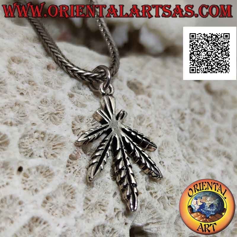 Pendentif en argent en forme de feuille de marijuana symétrique avec des gravures profondes