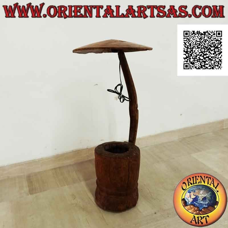 Lampada cilindrica ad ombrello realizzata con antichi mezzi di carri in legno massello