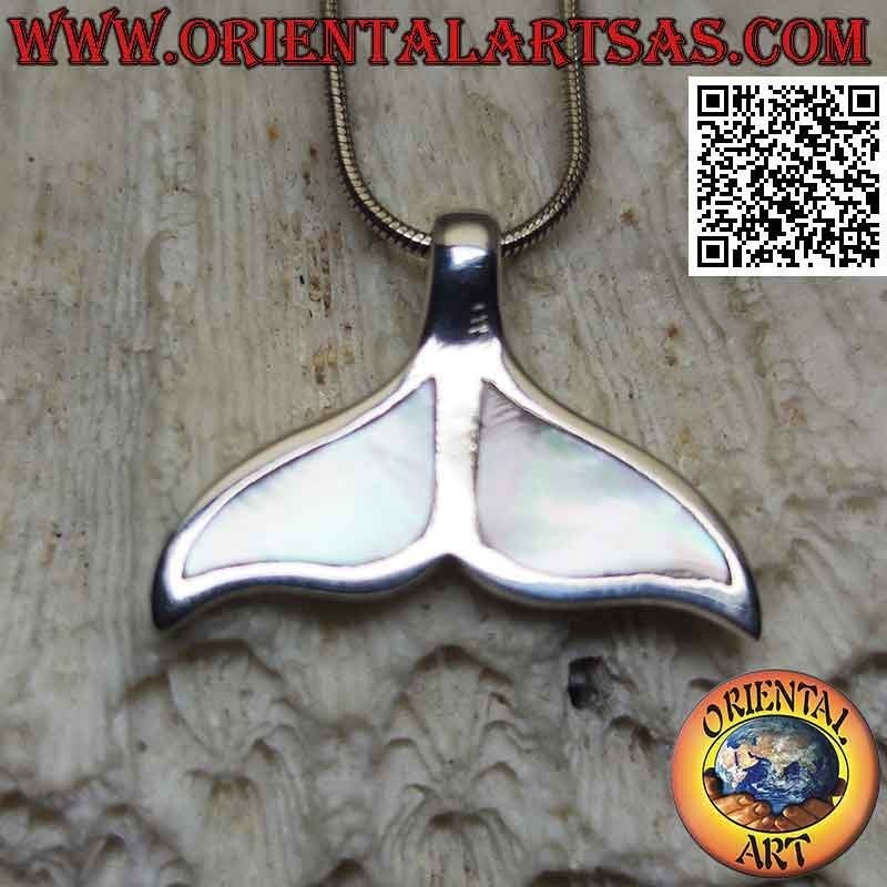 Colgante de plata en forma de cola de ballena con nácar plano