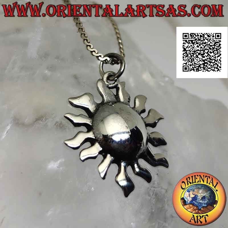 Colgante de plata lisa en forma de sol con centro redondeado y rayos curvos