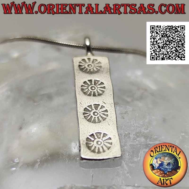 Pendentif en argent avec médaille recto-verso rectangulaire avec quatre soleils japonais gravés