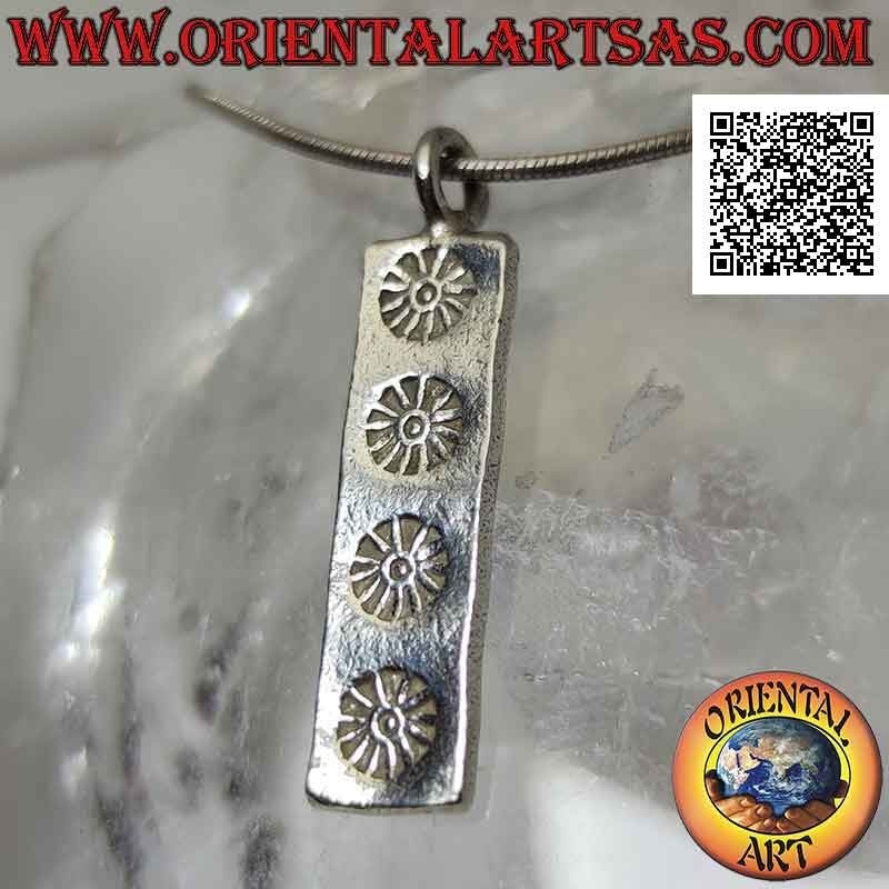 Colgante de plata con medalla rectangular de doble cara con cuatro soles japoneses grabados