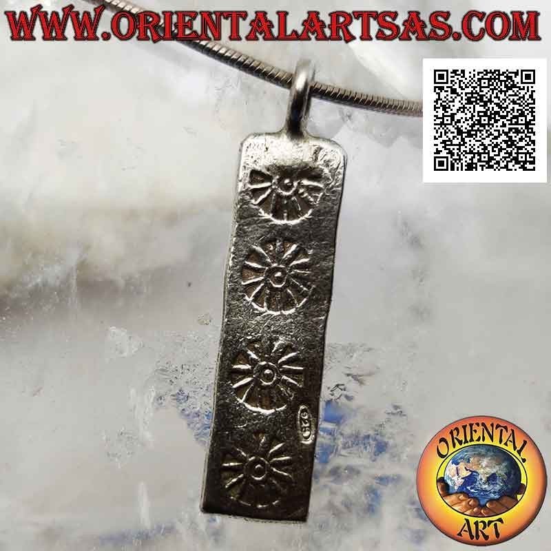Colgante de plata con medalla rectangular de doble cara con cuatro soles japoneses grabados