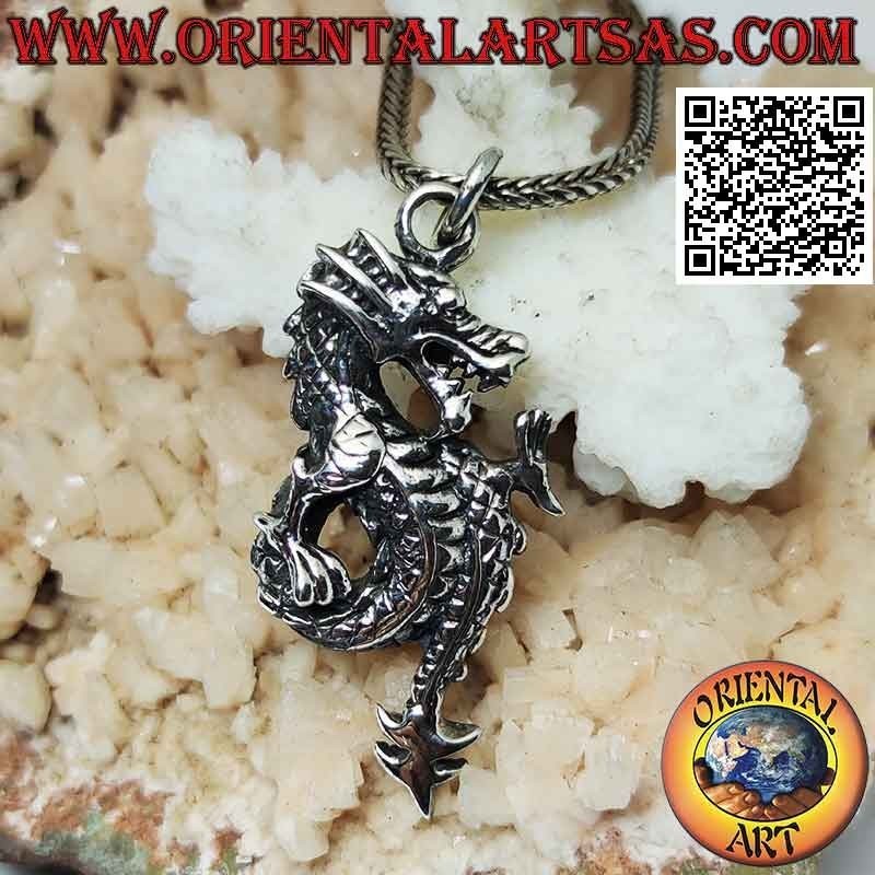 Pendentif en argent en forme de dragon lindworm de profil avec une queue enroulée