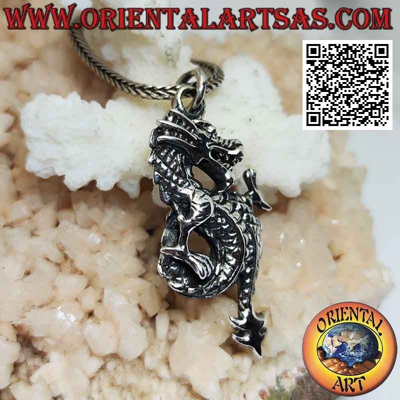Colgante de plata en forma de dragón lindworm de perfil con cola enrollada
