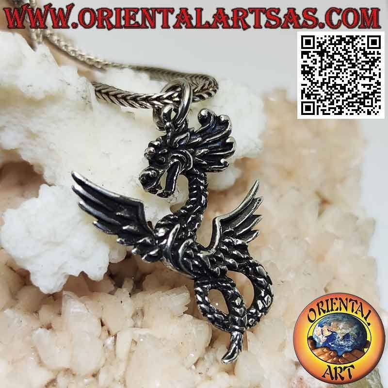Silberner Anhänger in Form eines verdrehten amphitterösen Drachen in Pose