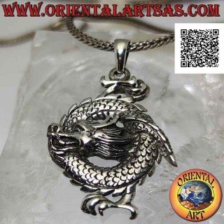Colgante de dragón de plata atado en círculo con cabeza central y pata arriba y abajo