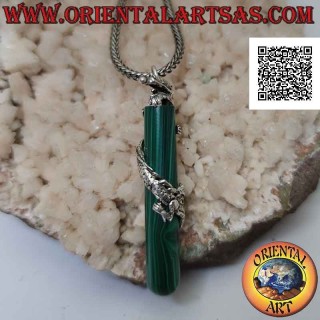Colgante de dragón de plata retorcido en espiral alrededor de un cilindro de malaquita sintética