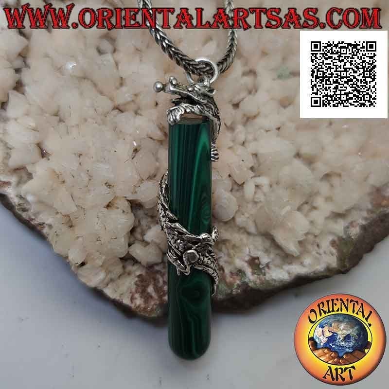 Pendentif dragon en argent torsadé en spirale autour d'un cylindre en malachite synthétique