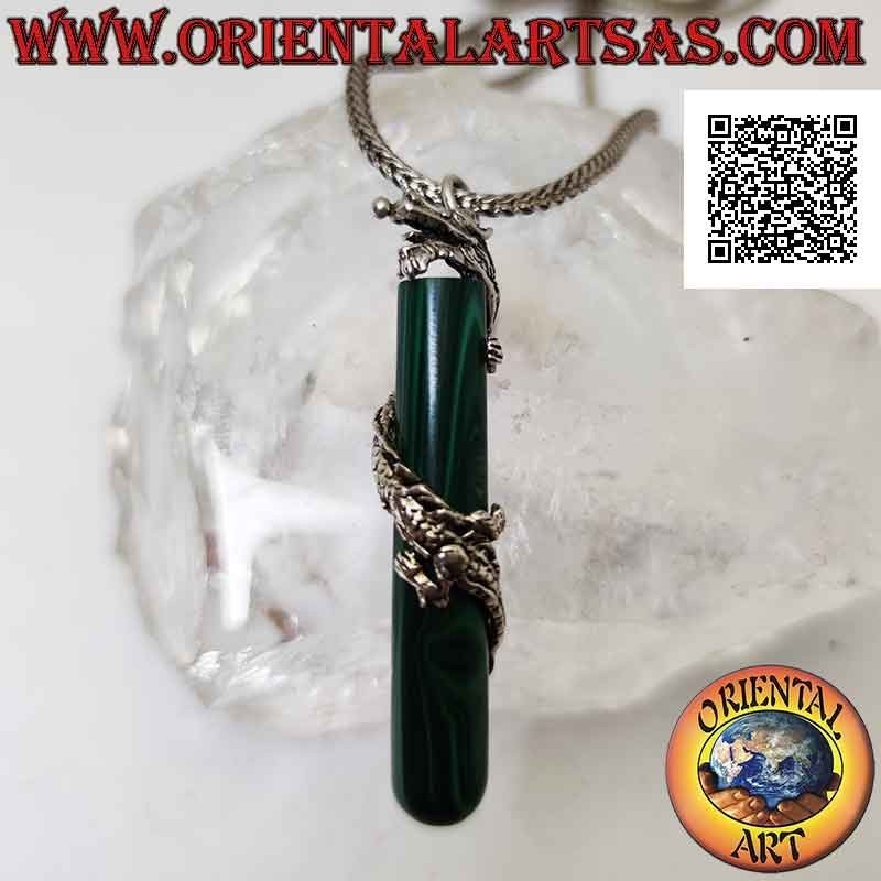 Colgante de dragón de plata retorcido en espiral alrededor de un cilindro de malaquita sintética