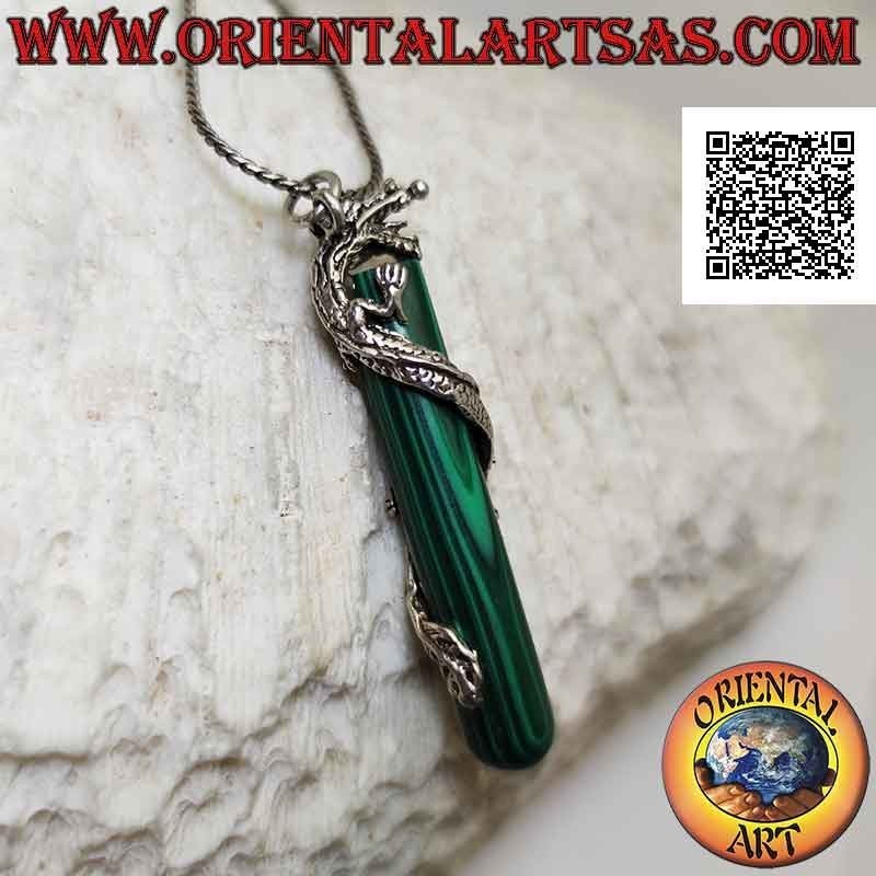 Silberner Drachenanhänger spiralförmig um einen synthetischen Malachit-Zylinder gedreht
