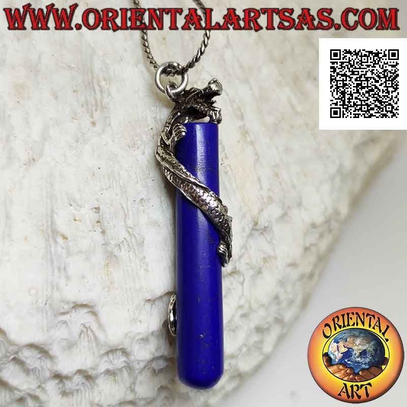 Colgante de dragón de plata retorcido en espiral alrededor de un cilindro de sodalita sintética