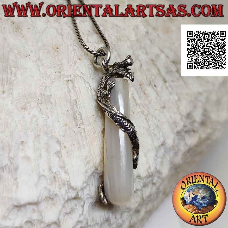 Pendentif dragon en argent torsadé en spirale autour d'un cylindre de nacre