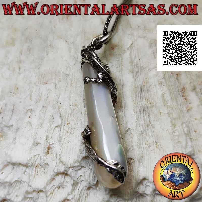 Pendentif dragon en argent torsadé en spirale autour d'un cylindre de nacre