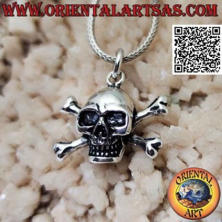 Colgante de plata en forma de calavera en los huesos femorales cruzados (grande)