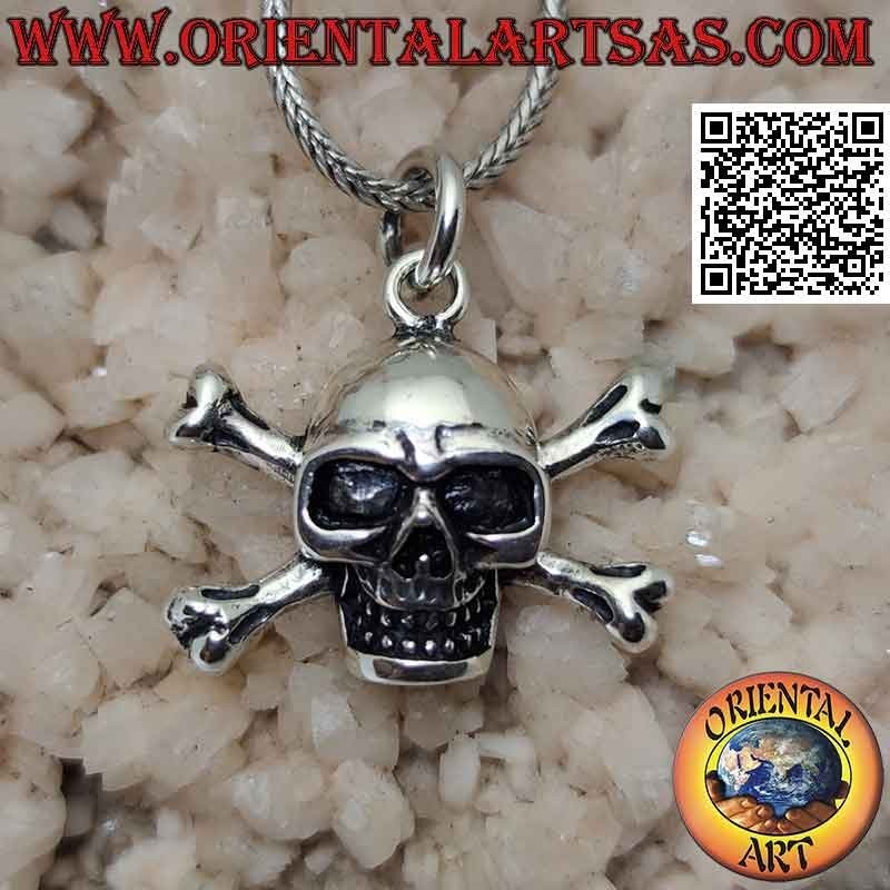 Colgante de plata en forma de calavera en los huesos femorales cruzados (grande)