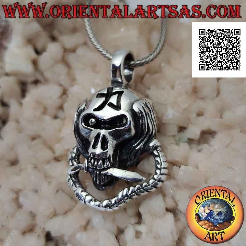 Pendentif en argent en forme de crâne de ninja avec chaîne, poignard entre les dents et symbole japonais gravé