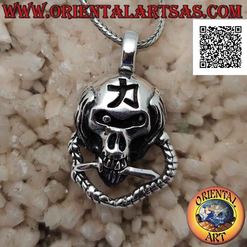 Ciondolo in argento a forma di teschio ninja con catena, pugnale tra i denti e simbolo giapponese inciso