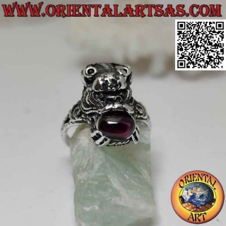 Anillo de plata con forma de dragón nepalí con granate ovalado natural en la boca