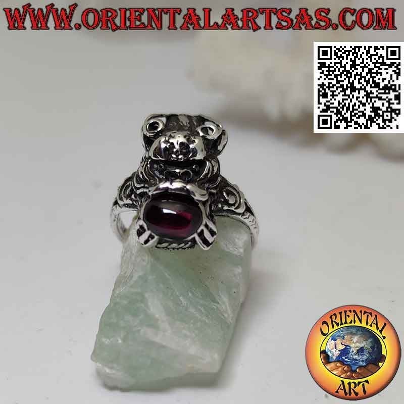 Bague en argent en forme de dragon népalais avec grenat ovale naturel dans la bouche