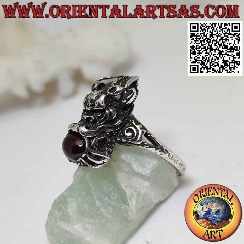 Bague en argent en forme de dragon népalais avec grenat ovale naturel dans la bouche