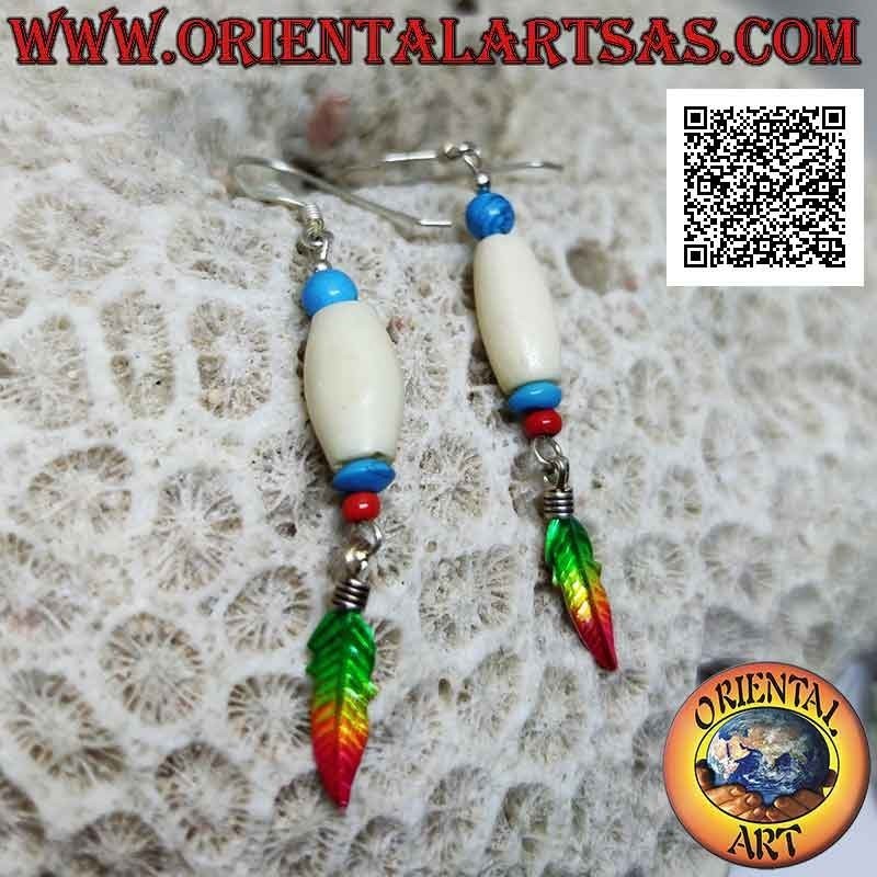 Pendientes de plata con cilindro blanco entre turquesa y coral y pluma esmaltada arcoíris