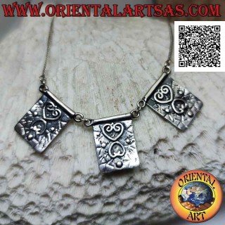 Collana in argento 925 ‰ a maglia snake piatta e tre piastre rettangolari con cuori in altorilievo da 40 cm