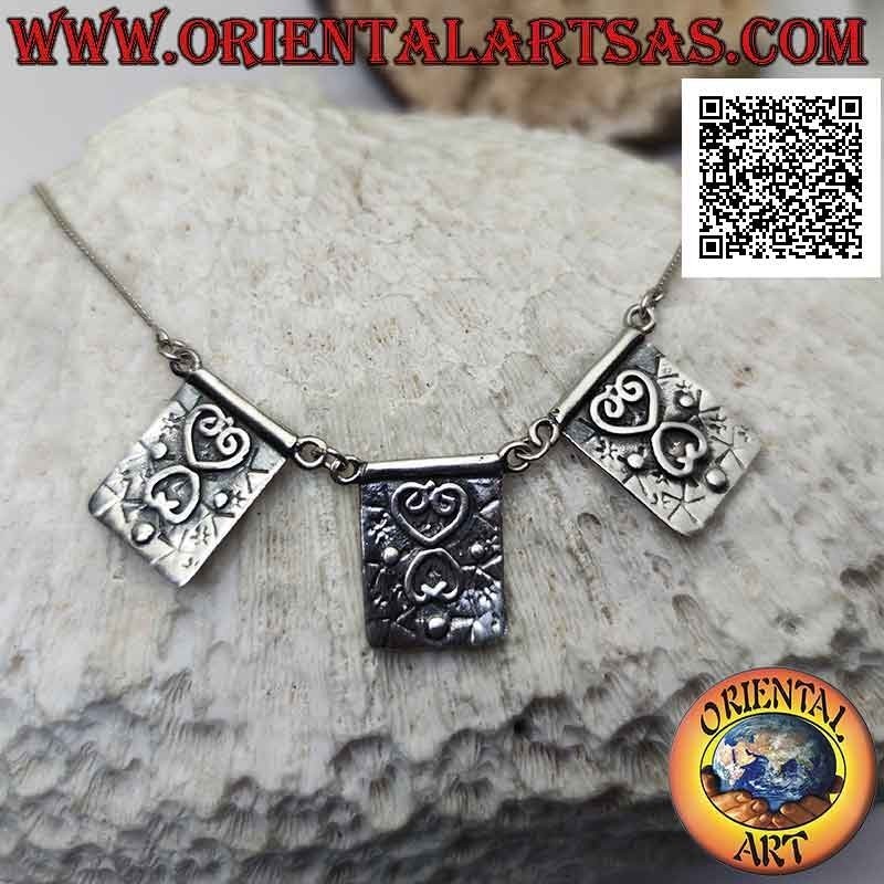Collana in argento 925 ‰ a maglia snake piatta e tre piastre rettangolari con cuori in altorilievo da 40 cm