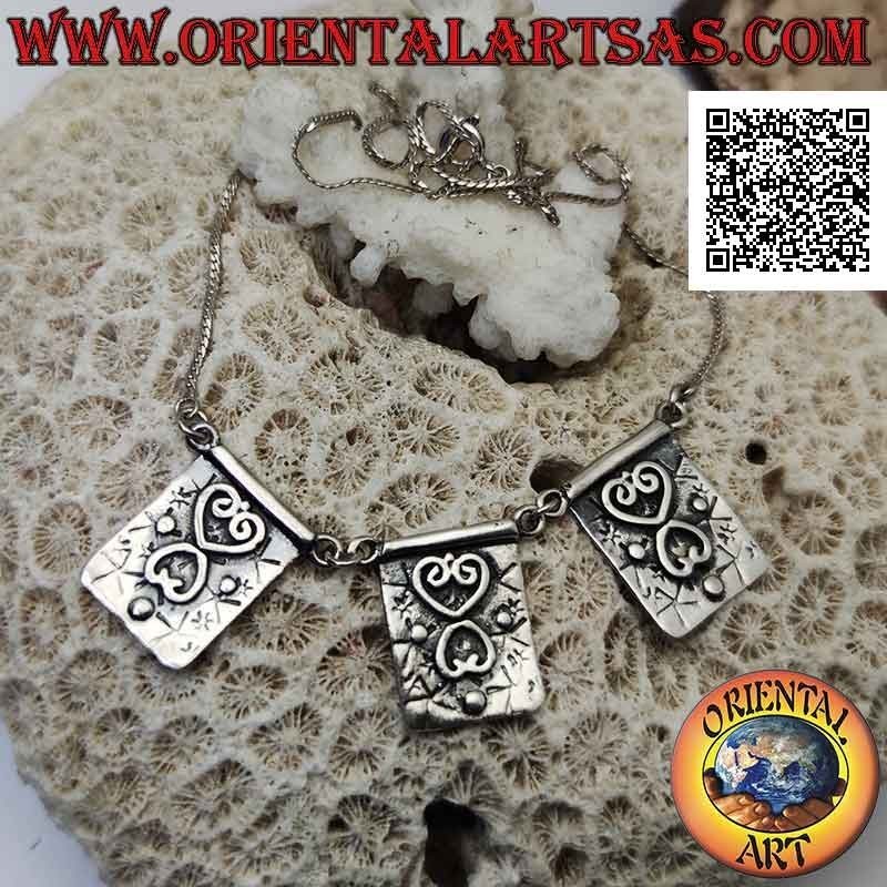 Collar de plata 925 ‰ con eslabones planos de serpiente y tres placas rectangulares con corazones de 40 cm en alto relieve