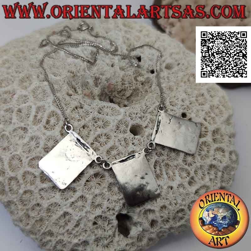 Collier en argent 925 ‰ avec maillon serpent plat et trois plaques rectangulaires avec coeurs haut relief de 40 cm