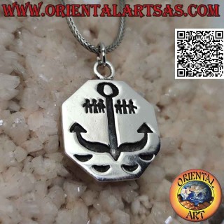 Colgante de plata, placa lisa octogonal con ancla grabada y marineros