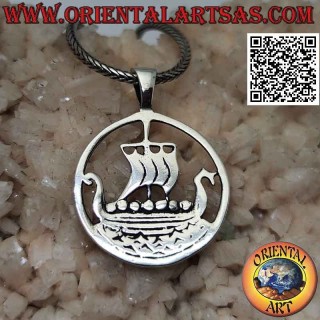 Ciondolo in argento nave tradizionale a vela vichinga "Drakkar" in mare nel cerchio