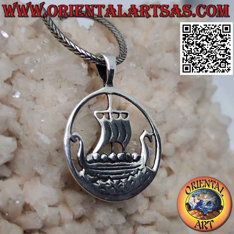 Ciondolo in argento nave tradizionale a vela vichinga "Drakkar" in mare nel cerchio