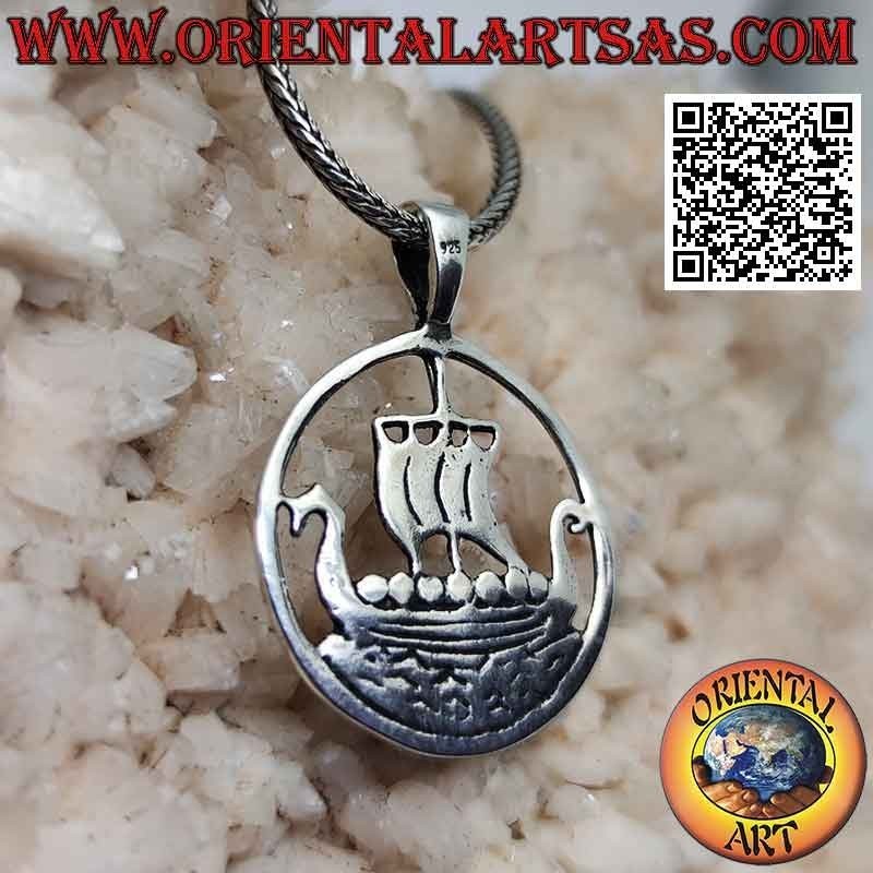 Ciondolo in argento nave tradizionale a vela vichinga "Drakkar" in mare nel cerchio