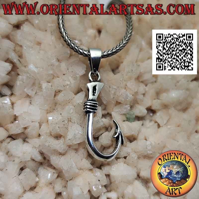 Ciondolo in argento a forma di classico amo da pesca