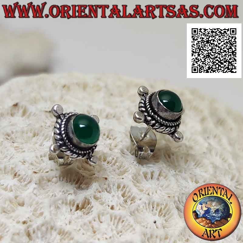 Silver lobe earrings with round green agate surrounded by intertwining and ball on the cardinal points