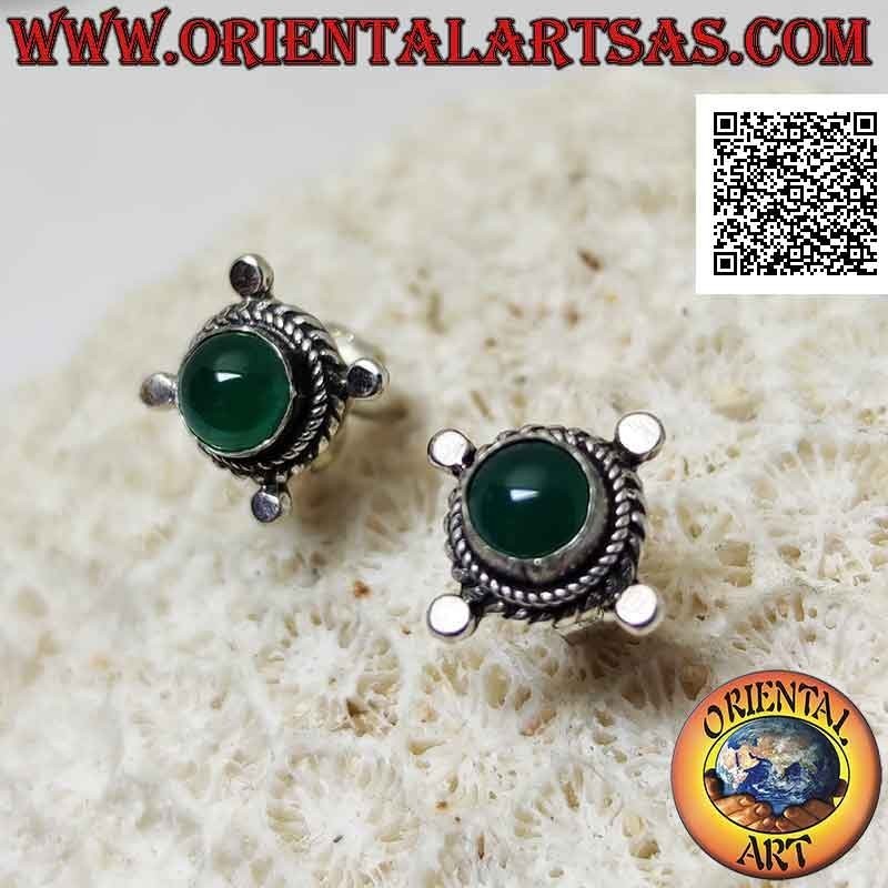 Orecchini in argento da lobo con agata verde tonda contornata da intreccio e pallina sui punti cardinali