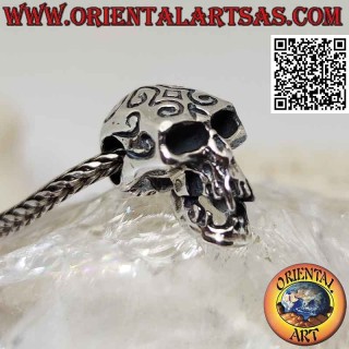 Silberner Anhänger in Form eines Totenkopfes mit gravierten Maori und durchbohrten Schläfen