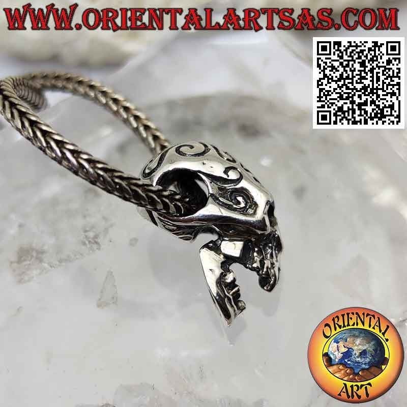 Colgante de plata en forma de calavera con templos maoríes grabados y perforados