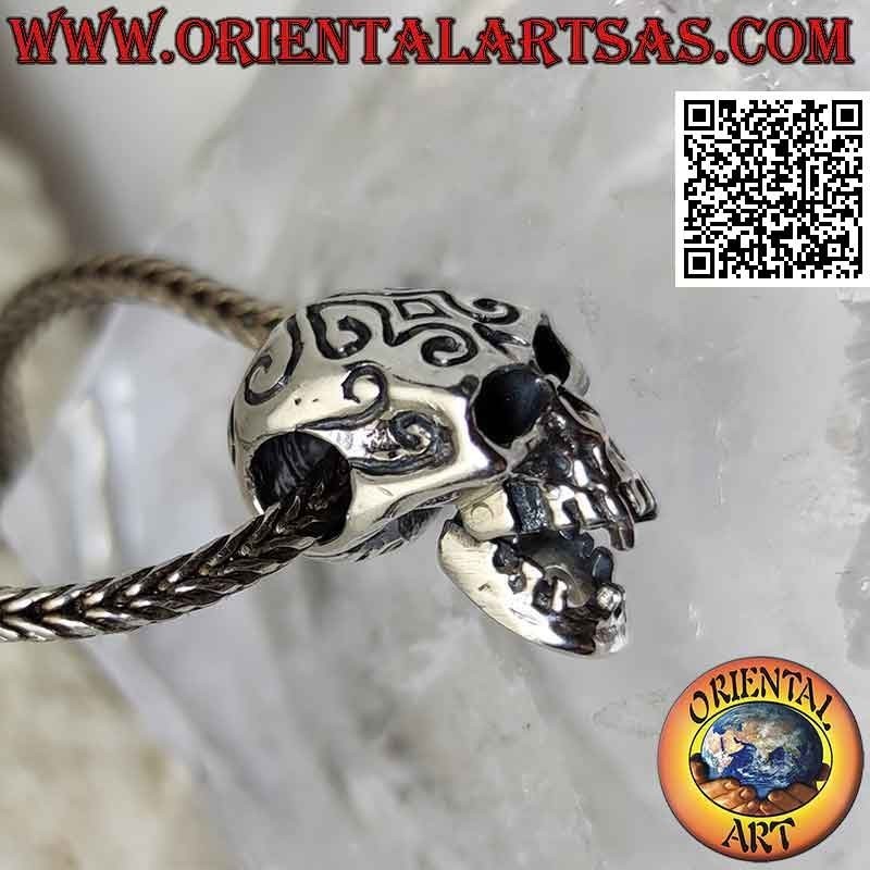 Silberner Anhänger in Form eines Totenkopfes mit gravierten Maori und durchbohrten Schläfen