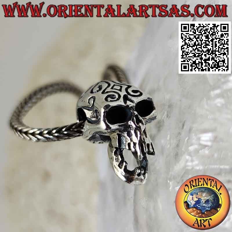 Silberner Anhänger in Form eines Totenkopfes mit gravierten Maori und durchbohrten Schläfen