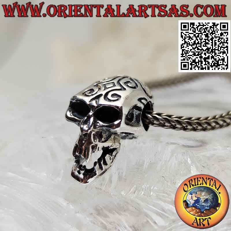 Colgante de plata en forma de calavera con templos maoríes grabados y perforados