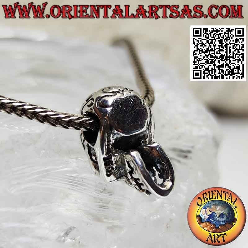 Colgante de plata en forma de calavera con templos maoríes grabados y perforados