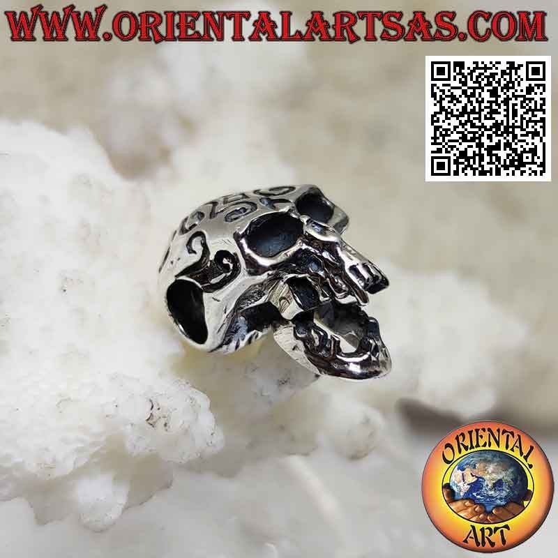 Ciondolo in argento a forma di teschio con maori incisi e tempie forate